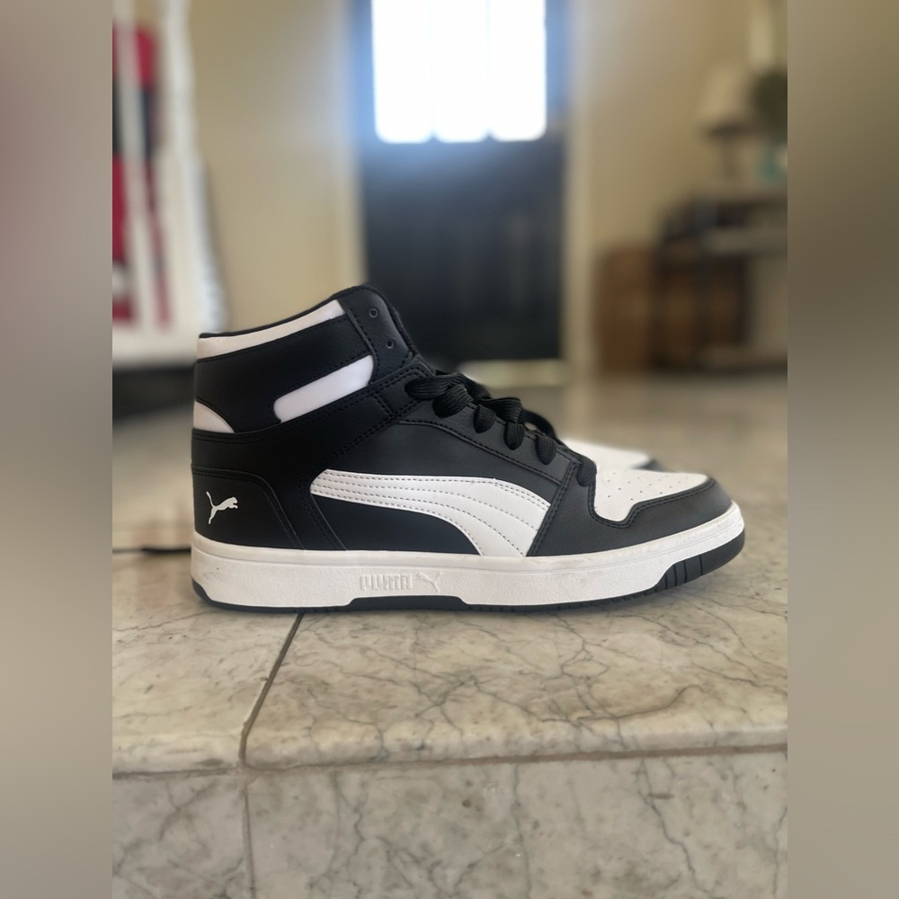 Black and white Puma sneakers size 10